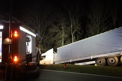 Die Feuerwehren sicherten das Fahrzeug mittels Seilwinden.