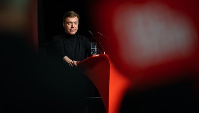 Löbau: Martin Schirdewan, Co-Vorsitzender der Partei Die Linke, hält eine Rede auf auf dem Landesparteitag Linke Sachsen im Messe- und Veranstaltungspark Löbau.