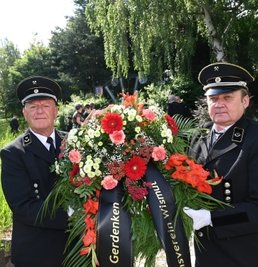 Dieter Mehlhorn (l.) und Stefan Schrutek vom Bergbautraditionsverein der Wismut bei der Kranzniederlegung. 