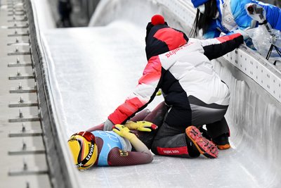 Die Rodlerin Julia Taubitz aus Deutschland liegt nach einem Sturz am Boden.