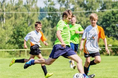 Thalheims Bürgermeister Nico Dittmann in Aktion auf dem Fußballplatz. 