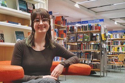 Jolina Bauer, Praktikantin in einer Chemnitzer Bibliothek, sieht die Wahl von Chemnitz als Kulturhauptstadt positiv.