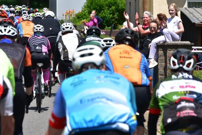 Immer wieder wurden die Radfahrer entlang der gut 600 Kilometer langen Strecke auch von Zaungästen angefeuert.