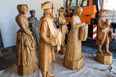 Noch stehen die Figuren vom Holzbildhauersymposium im Eibenstocker Bauhof. Sie sollen im Stadtgebiet aufgestellt werden.