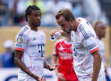 Für die Spieler gibt es pro Halbzeit eine Trinkpause. (Archivbild)
