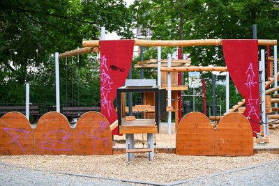 Das großflächige Graffiti soll wieder entfernt werden.