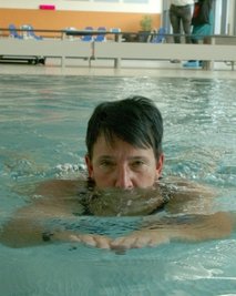 Redakteurin Heike Mann hat es ausprobiert: Schwimmen und Musik.