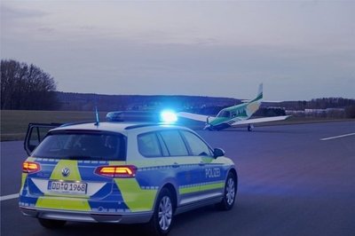 Einsatzkräfte rückten kurz vor der Notlandung an. 