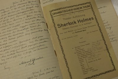 Stücke wie „Sherlock Holmes“ standen bereits vor 100 Jahren auf dem Spielplan der Laienschauspieler.
