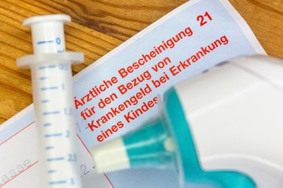 Gesetzlich versicherte Eltern können Krankengeld beantragen, wenn ein Kind unter zwölf Jahren krank ist und sie deshalb nicht zur Arbeit gehen. (Symbolbild)
