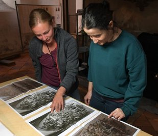 Silvia Oertel (l.) im Gespräch mit Samah Shtay. Oertel ist wissenschaftliche Mitarbeiterin der Hochschule für Bildende Künste in Dresden und leitet die Arbeiten vor Ort.