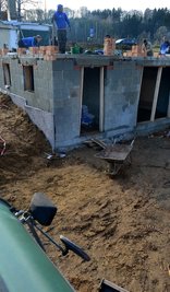 2018 begann der Bau des Bootshauses, die Kanuten packten selbst an.