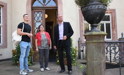 Bundestagsabgeordneter Carlos Kasper lässt sich von der Ortsvorsteherin Annett Groh und Oberbürgermeister Gerd Härtig (von links) die Sanierungspläne für Schloss Wolkenburg erklären. 