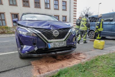 Nach dem Unfall an der Heinrich-Heine-Straße in Glauchau war auch die Feuerwehr im Einsatz.
