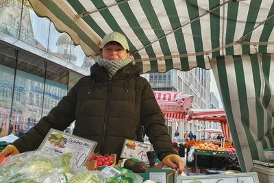 Ramona Thümmel verkauft Gemüse auf dem Chemnitzer Markt. Sie wünscht sich, dass die Kulturhauptstadt die Wirtschaft in der Innenstadt belebt.