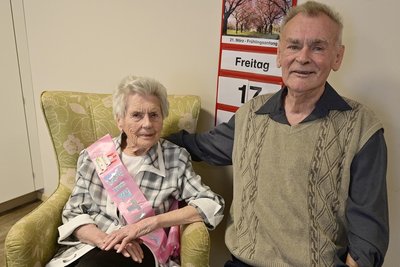 Herta Dietz und ihr Sohn Gert (79), der auch in der Seniorenresidenz lebt.