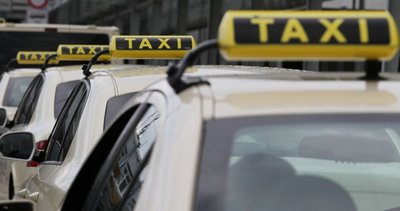 Stoßstange an Stoßstange stehen die Fahrzeuge am Taxistand am Oberen Bahnhof in Plauen. Wer jedoch in den Abend- oder Nachtstunden telefonisch ein Taxi bestellt, muss oft lange darauf warten.