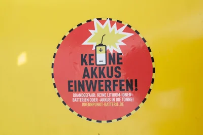 Im Müll können sich Lithiumbatterien leicht entzünden - etwa, wenn sie in Müllpressen verformt werden. (Symbolbild)
