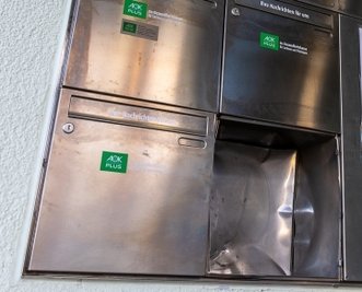 Diesen Briefkasten der AOK sprengten Unbekannte am Sonntag, gegen 23.50 Uhr. 