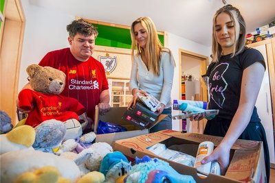 Familie Jung aus Aue will Flüchtlinge aus der Ukraine aufnehmen. Außerdem sammeln Thomas, Claudia und Tochter Mary Jung (von links) auch Hilfsgüter, die sie an die Grenze gebracht werden sollen. 