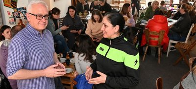 Vom Englischen ins Ukrainische: Wenn Barry Sloan spricht, übersetzt Krystyna Kapelnytska beim "Ukraine Café" im Klub Inspire auf dem Brühl.
