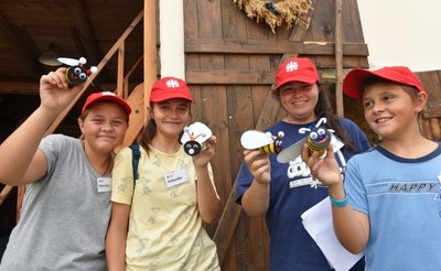 Da flattern sie, die selbst gebastelten Bienen Maja. Tschechische Kinder zeigen ihre gebastelten Bienen. Gabriela, Johanka, Valentyna und Jiri (von links) waren beim Projekttag dabei. 