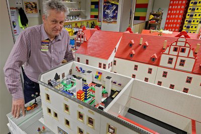 Maik Schenker zeigt in der zweiten Etage des Spielzeug-Landes in der Vorweihnachtszeit die Lego-Ausstellung. Sie wird am 7. Dezember eröffnet.