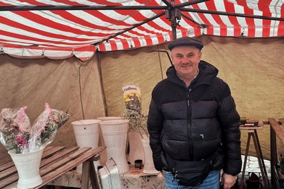 Blumenverkäufer Steffen Winterstein hat wenig Zeit für Kultur. Das Programm findet er auf den ersten Blick trotzdem interessant.