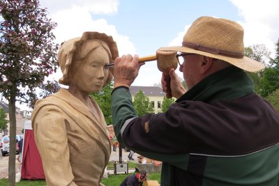 Friedhelm Schelter arbeitet bei Holzbildhauersymposium in Eibenstock an der Figur von Clara Angermann.
