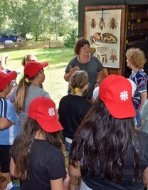 Beate Mühl als Gastgeberin führte die Jugendlichen auch an das vereinseigene Bienenhaus.
