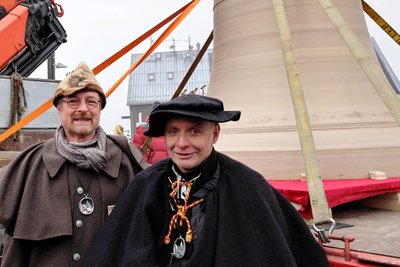 Auf Platz 3 bei der Abstimmung zum „Erzgebirger des Jahres 2023“: Jörg Eller und Gerd Schlesinger (r.) gründeten einen Verein und warben um Spenden für eine neue Friedensglocke auf dem Fichtelberg.