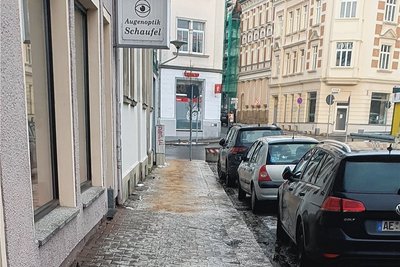 Gehwegglätte am Dienstagvormittag beim Optikergeschäft Schaufel. Dahinter war gestreut. 