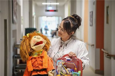 Mit Puppen wie Luzie und medizinischem Spielzeug erklärt Psychologin Kristin Brandl Kindern Behandlungen, die auf sie zukommen. So sollen sie die Angst vor dem Ungewissen verlieren.