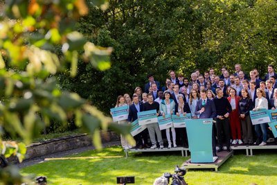 Hendrik Wüst, Chef der Landes-CDU und Ministerpräsident von Nordrhein-Westfalen, gibt im Garten der Parteizentrale ein Statement zu den Kommunalwahlen ab, bei der die CDU stärkste Kraft geworden ist.