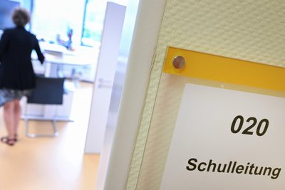 Mitglieder der Schulleitung arbeiten in Sachsen offenbar länger als „normale“ Lehrkräfte.