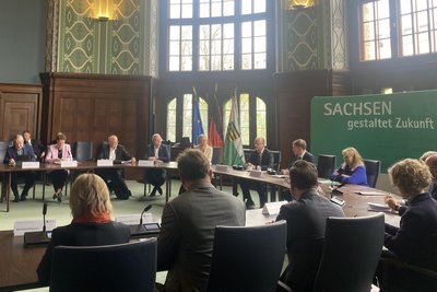 Am Montag übergab die sechsköpfige Expertenkommission (am hinteren Teil des Tisches) im sogenannten Bienenkorb der Staatskanzlei ihren Abschlussbericht zur Entlastung der Kommunen an das CDU/SPD-Kabinett.