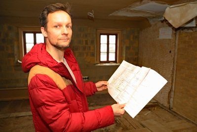 LPV-Chef René Albani mit den Plänen für den weiteren Umbau des Nordflügels. 