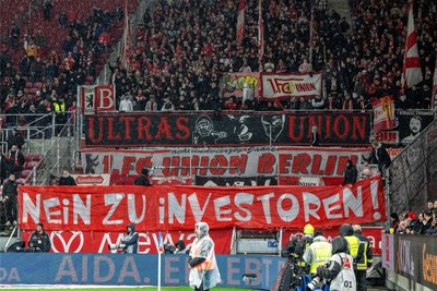 Der Protest in den Fankurven gegen DFL-Investoren zieht sich durch alle Vereinsfarben. Dabei sitzen Geldgeber auch in den Clubs.