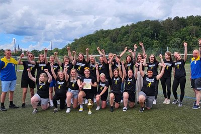 Jubel bei Fußballerinnen, Trainern und Betreuern des SV Waldenburg: Sie sind Meister der Kreisklasse Mittelsachsen.