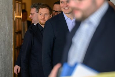 Stimmte Sachsens Lehrkräfte in seiner Regierungserklärung auf unpopuläre Maßnahmen gegen Unterrichtsausfall ein: Ministerpräsident Michael Kretschmer (CDU, 2.v.l). Direkt vor ihm Kultusminister Conrad Clemens, ganz vorn dessen Amtsvorgänger, Sachsens jetziger Finanzminister Christian Piwarz.