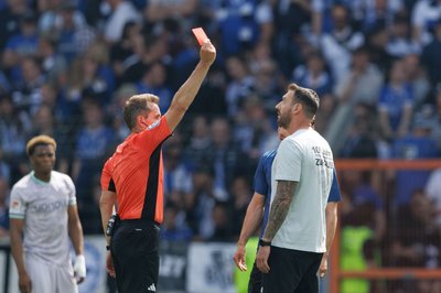 Rot nach dem Schlusspfiff: Tobias Stieler bestraft den Trainer Mitch Kniat für eine provokante Aussage.