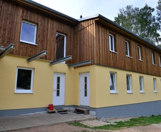 Das Vereinsgebäude der SG Lauenhain an der Talsperre: Noch fehlen Balkon und eine Rampe am Eingang.