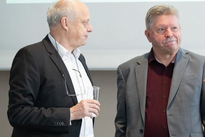 Der Leipziger Finanzwissenschaftler Thomas Lenk (l.) neben dem Präsidenten des Sächsischen Städte- und Gemeindetags, Bert Wendsche (parteilos).