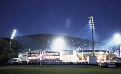Das Auer Erzgebirgsstadion, nachts erleuchtet: Auch der Verein hat mit steigenden Energiekosten zu kämpfen. 
