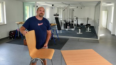 Vereinsvorsitzender Erik Korehnke im Multifunktionsraum im oberen Stockwerk, in dem Fitnessgeräte stehen und auch Versammlungen möglich sind.