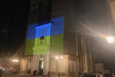 Die Freiberger Nikolaikirche wurde zum vierten Sinfoniekonzert dieser Spielzeit unter dem Motto "Alles im Fluss" am Mittwochabend gelb und blau angestrahlt - in den Farben der ukrainischen Nationalflagge. 