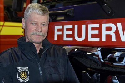 Martin Geipel, Vorsitzender des Feuerwehrvereins Adorf, kann sich freuen: Ein Problem wird beseitigt.