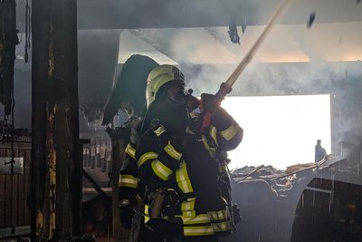 Mehrere Wehren, darunter Kameraden aus Freiberg, waren im Einsatz, um den Brand in Langhennersdorf zu löschen.