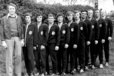 Trainer Heinz Fleischer mit der Mannschaft, die 1975 den Aufstieg in die DDR-Oberliga feierte: Thomas Schmidt, Harald Neubert, Wilfried Richter, Jochen Kolditz, Andreas Ahnert, Roland Lämmel, Heino Arndt, Helmar Carl, Reinhold Köhler und Gunter Carl (von links).