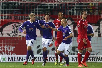Pascal Köpke (von links nach rechts), Clemens Fandrich und Philipp Riese jubeln nach dem 1:1 Anschlusstreffer.